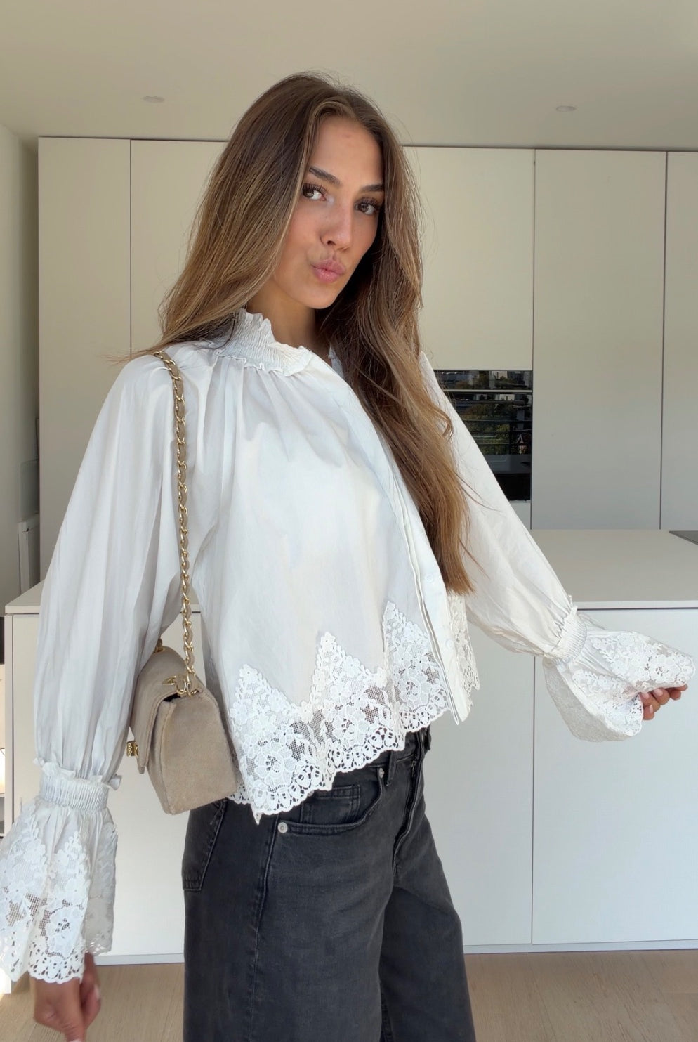 BLOUSE WITH LACE TRIM WHITE – Weiß | avenuegirls.de Damenmode