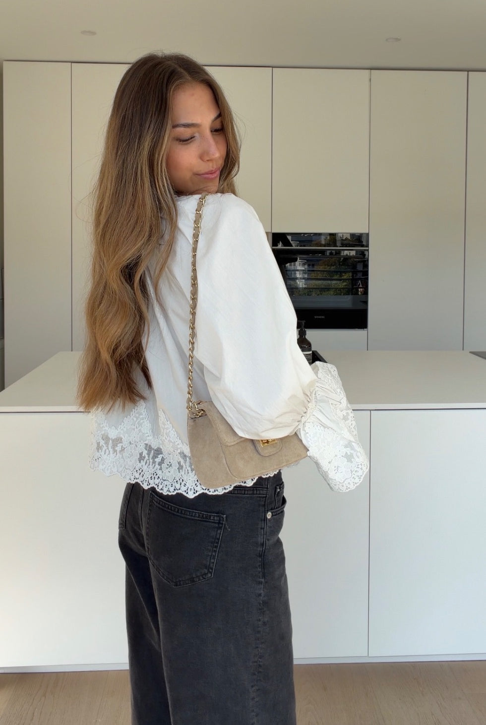 BLOUSE WITH LACE TRIM WHITE – Weiß | avenuegirls.de Damenmode