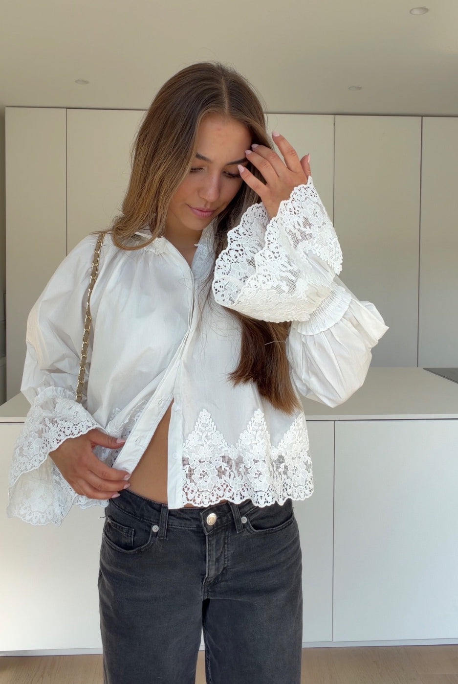 BLOUSE WITH LACE TRIM WHITE – Weiß | avenuegirls.de Damenmode