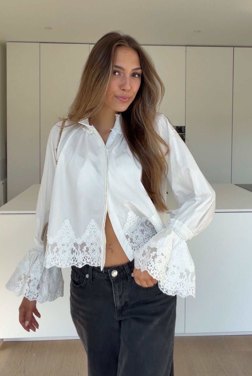 BLOUSE WITH LACE TRIM WHITE – Weiß | avenuegirls.de Damenmode