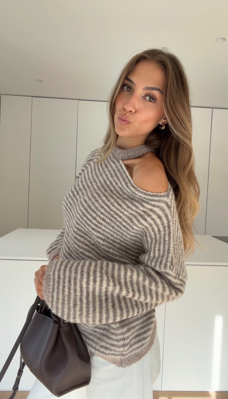STRIPED CUTOUT SWEATER TAUPE – Taupe | avenuegirls.de Damenmode