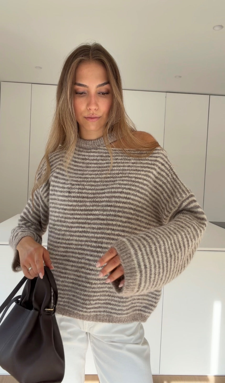 STRIPED CUTOUT SWEATER TAUPE – Taupe | avenuegirls.de Damenmode