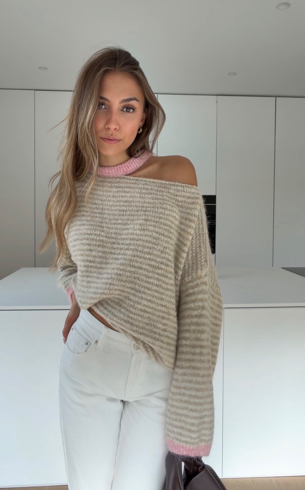 STRIPED CUTOUT SWEATER BEIGE-PINK – Beige-Rosa | avenuegirls.de Damenmode