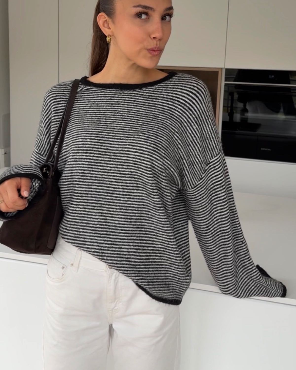 SOFT SMALL STRIPED PULLOVER BLACK-WHITE – Schwarz-Weiß | avenuegirls.de Damenmode