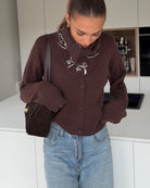 CARDIGAN MIT PAISLEY SCARF BROWN – Braun | avenuegirls.de Damenmode