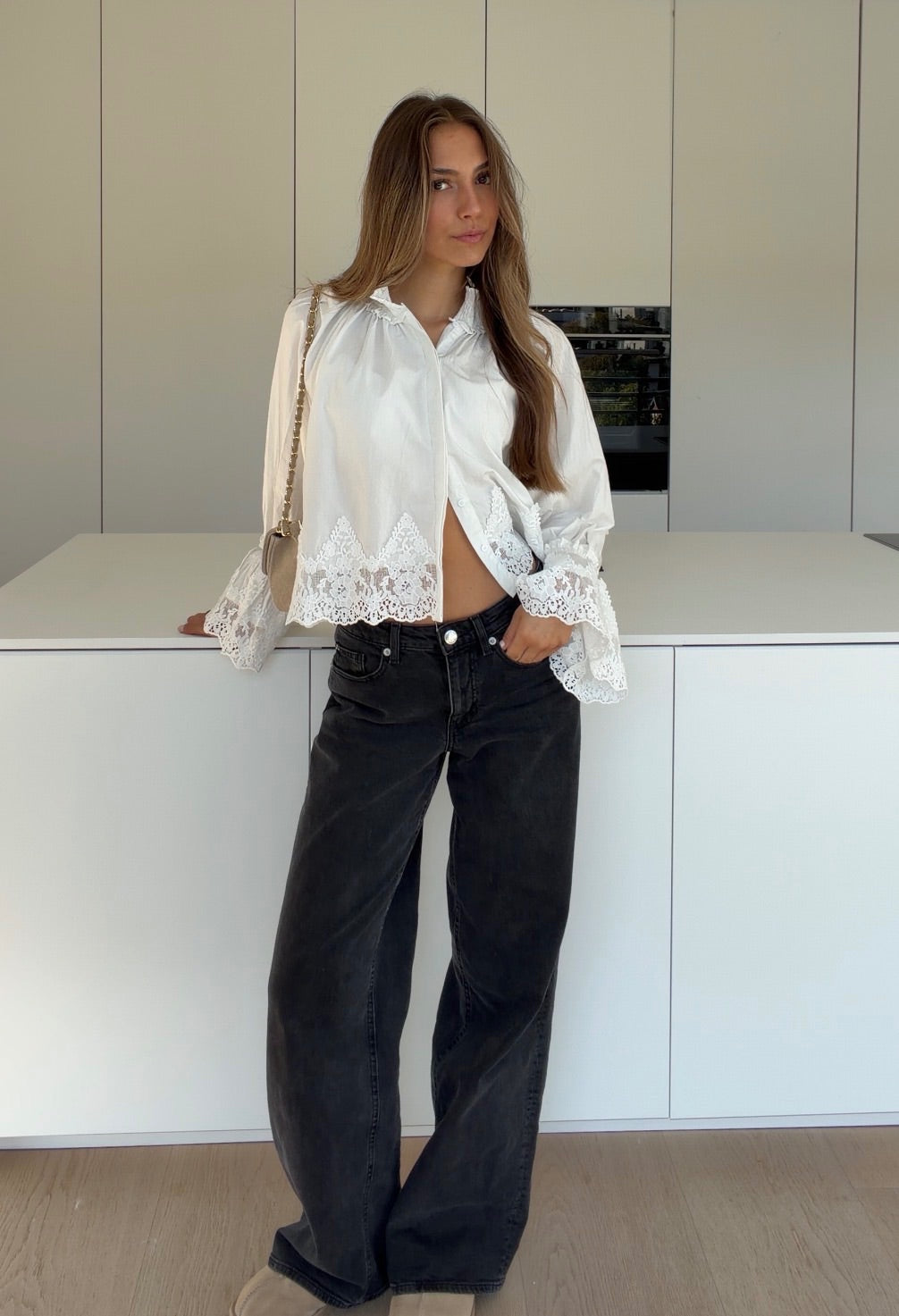 BLOUSE WITH LACE TRIM WHITE – Weiß | avenuegirls.de Damenmode