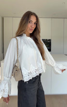 BLOUSE WITH LACE TRIM WHITE – Weiß | avenuegirls.de Damenmode