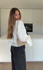 BLOUSE WITH LACE TRIM WHITE – Weiß | avenuegirls.de Damenmode