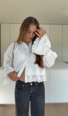 BLOUSE WITH LACE TRIM WHITE – Weiß | avenuegirls.de Damenmode