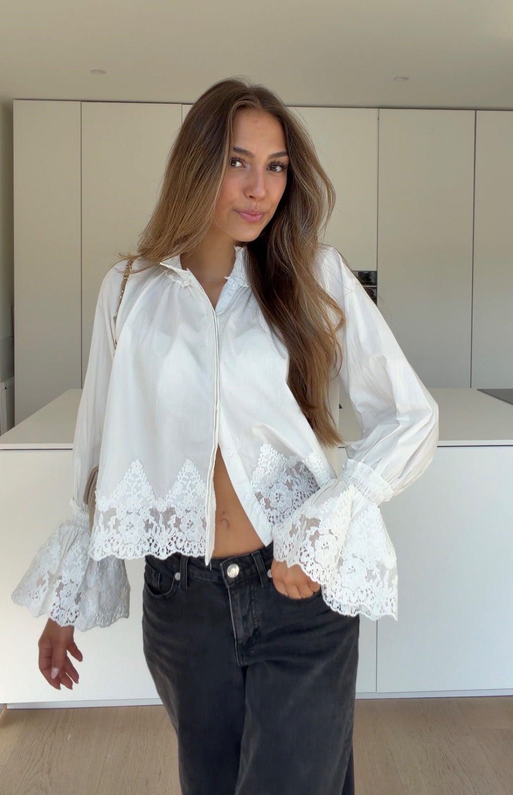 BLOUSE WITH LACE TRIM WHITE – Weiß | avenuegirls.de Damenmode