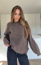 CREWNECK PULLOVER BROWN – Braun | avenuegirls.de Damenmode