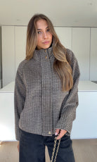 KARO ZIP JACKET BROWN – Braun | avenuegirls.de Damenmode